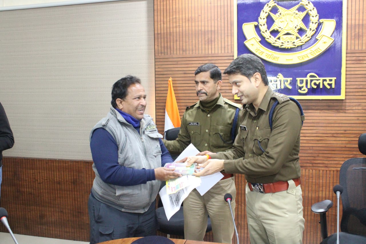 मन्‍दसौर पुलिस द्वारा “ऑपरेशन गुम मोबाईल” अभियान संचालित कर लाखो रूपये किमत के गुम मोबाईल फोन को खोज निकाला